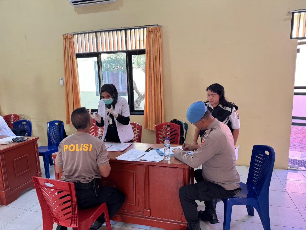 Polres toba mengikuti Pemeriksaan kesehatan secara berkala demi menjamin personil tetap sehat.