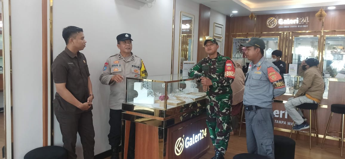 Ciptakan Kondusifitas Wilayah, Babinsa dan Bhabinkamtibmas Serengan Gelar Patroli Siang