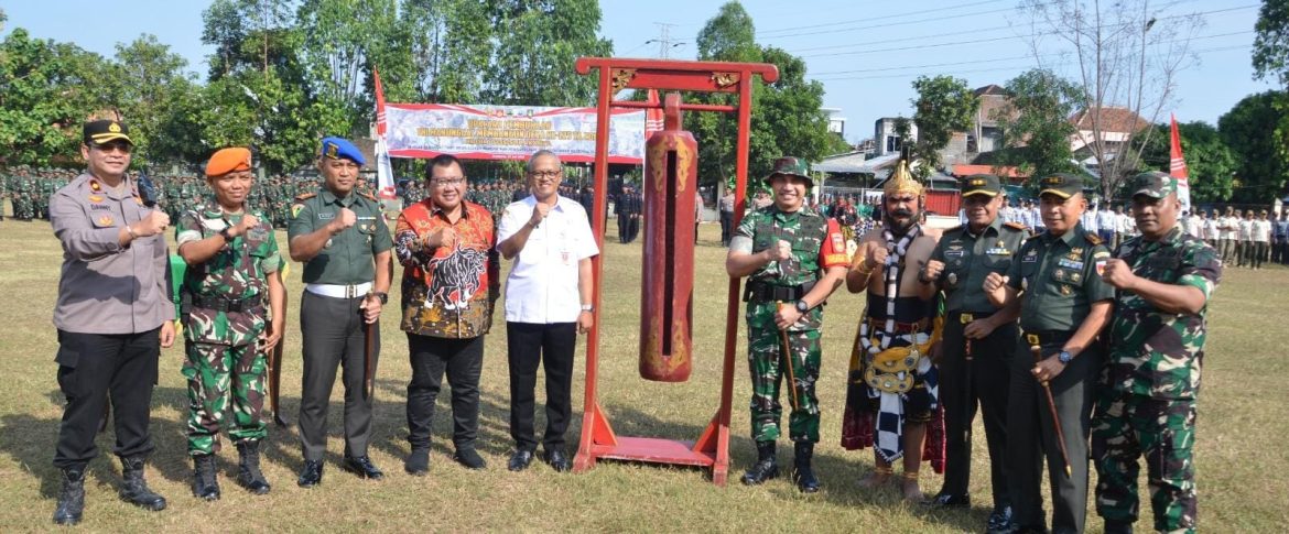 Pemukulan Kentongan Oleh Sekda Kota Surakarta Didampingi Forkopimda Menandai Pembukaan TMMD Reguler Ke-125 Kodim 0735/Surakarta*