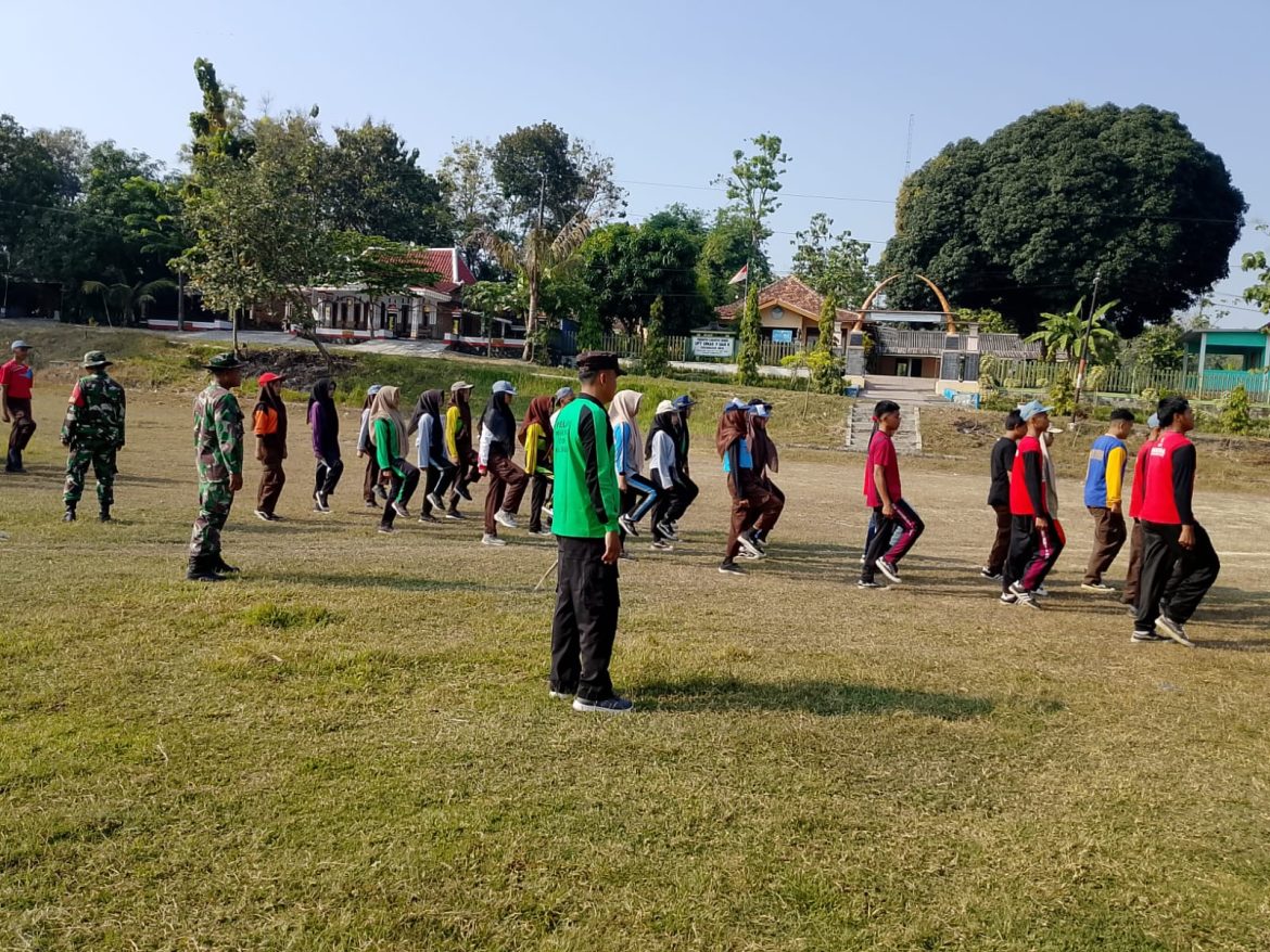 Babinsa Latih Baris-Berbaris Siswa SMK N I Gesi, Pupuk Kedisiplinan dan Nasionalisme