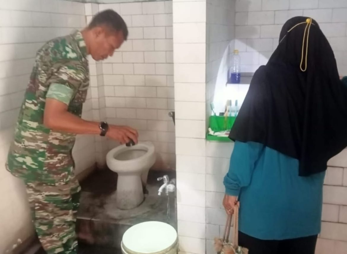 Babinsa Bersama Bidan Desa Cek Tampungan Air, Cegah DBD