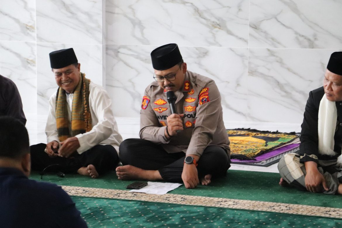 Kapolres Langkat Laksanakan Jumat Curhat di Mesjid Nurul Muslimin, Berikan Pesan Kamtibmas.