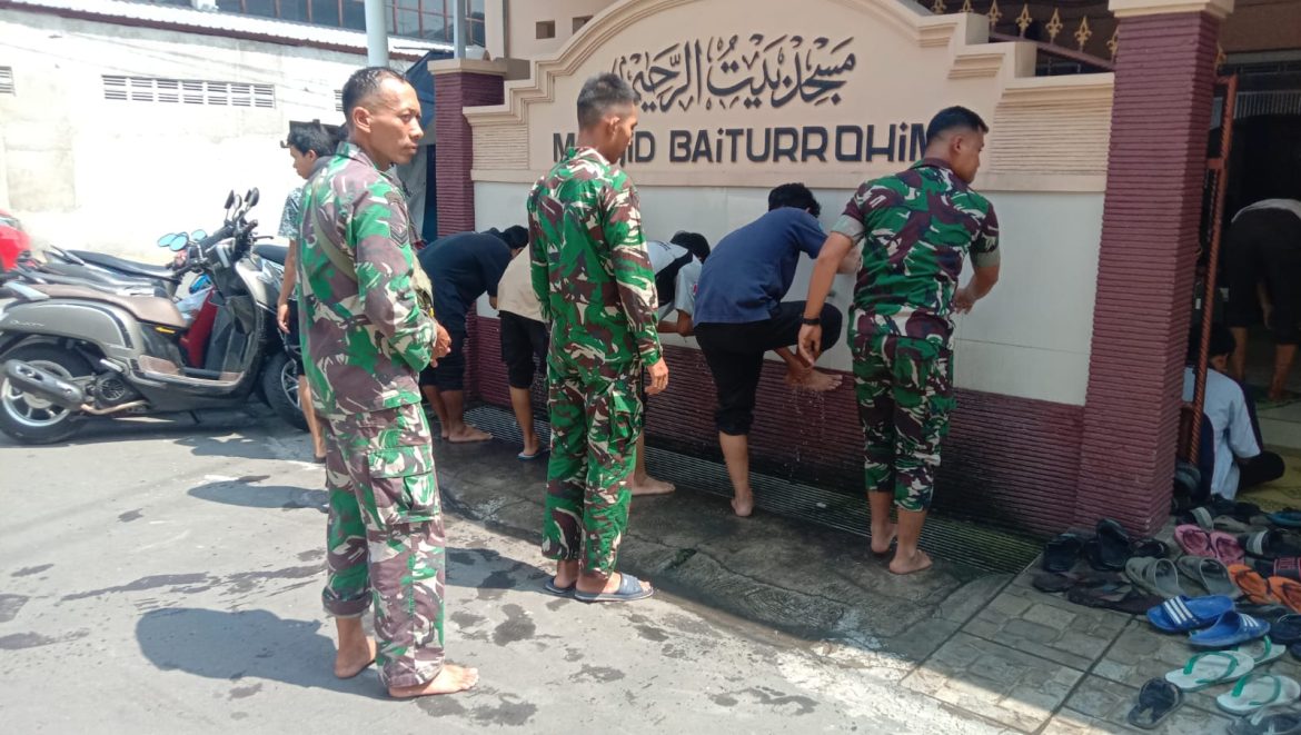 *Satgas TMMD Reguler Ke-125 Kodim 0735/Surakarta Membaur Bersama Masyarakat Laksanakan Sholat Jum’at di Lokasi TMMD*