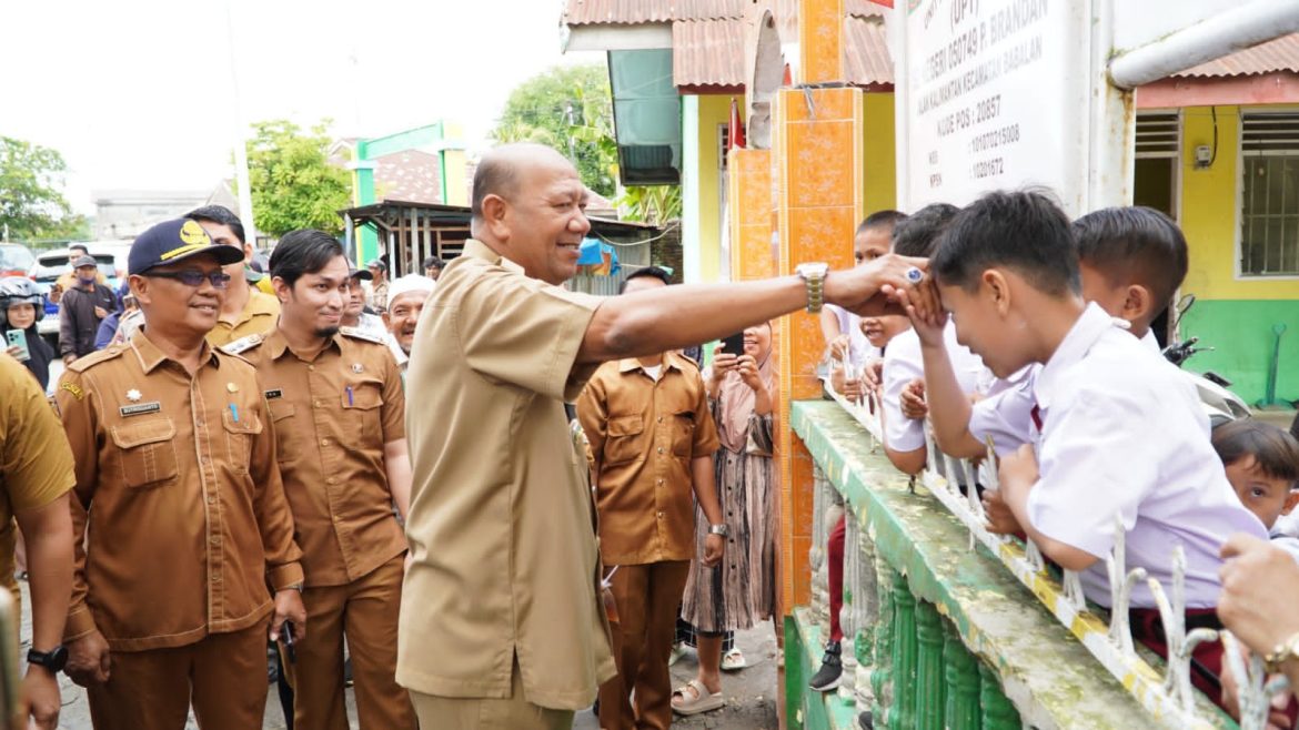 Syah Afandin Bagikan 1.020 Seragam di SD Masa Kecilnya: Dukung Generasi Emas 2045
