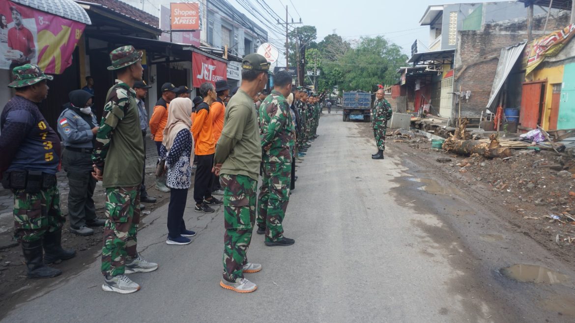 *Satgas TMMD Reguler Ke- 125 Kodim 0735/Surakarta Gelar Apel Pagi Untuk Meningkatkan Disiplin Serta Pembagian Tugas*