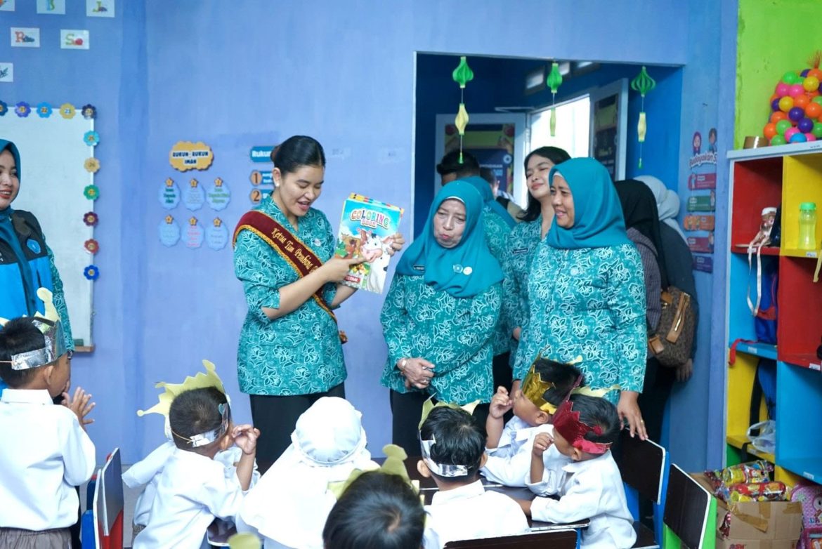Ny. Endang Kurniasih Dampingi Kahiyang Ayu Tinjau Posyandu dan Salurkan Bantuan di Langkat.