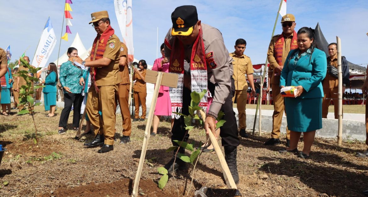 Kapolres Toba didampingi Ketua Bhayangkari Ikuti Kegiatan Bulan Bakti Gotong Rayang Masyarakat Ke-22 dan Puncak HKG PKK Ke-53.