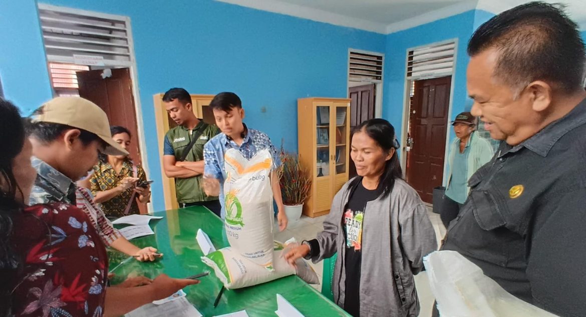 Penyaluran Beras Bantuan Pangan dari Badan Pangan Nasional di Silaen.