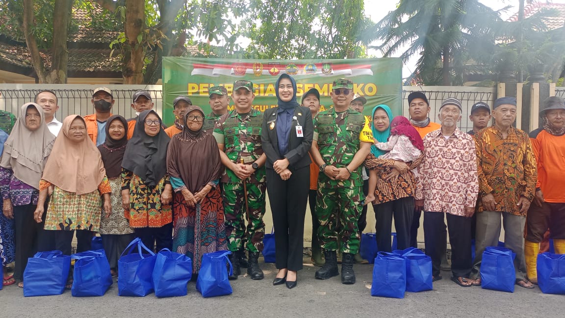 *Kunjungi TMMD Reguler Ke-125 Kodim 0735/Surakarta, Ketua Tim Wasev Mabes TNI Berikan Bantuan Sembako Kepada Warga*
