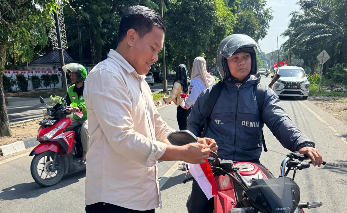 Kibarkan Semangat! Intelkam Polres Langkat Ajak Warga Cintai NKRI Lewat Pembagian Bendera Merah Putih.
