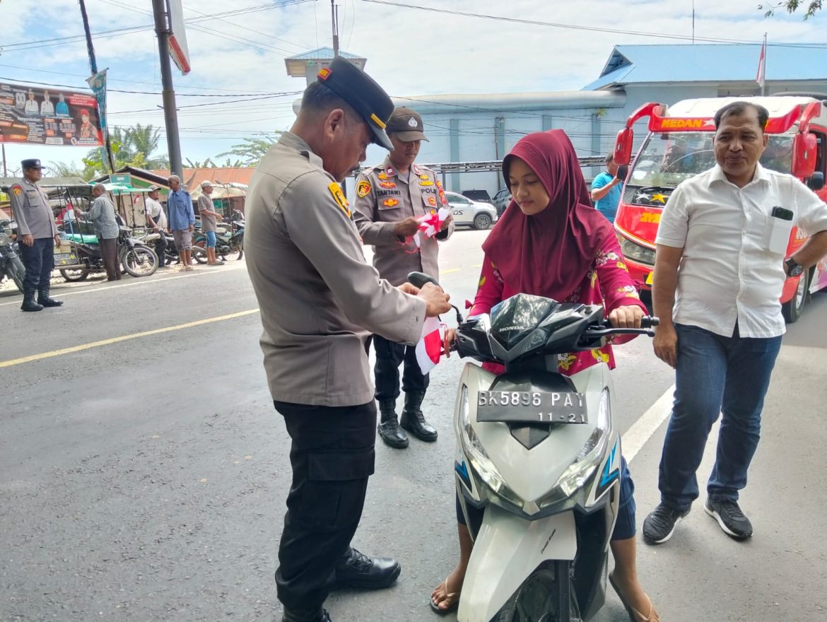 Polsek Padang Tualang Bagikan Bendera Merah Putih kepada Pengguna Jalan, Wujudkan Semangat Nasionalisme Menjelang HUT RI ke-80.