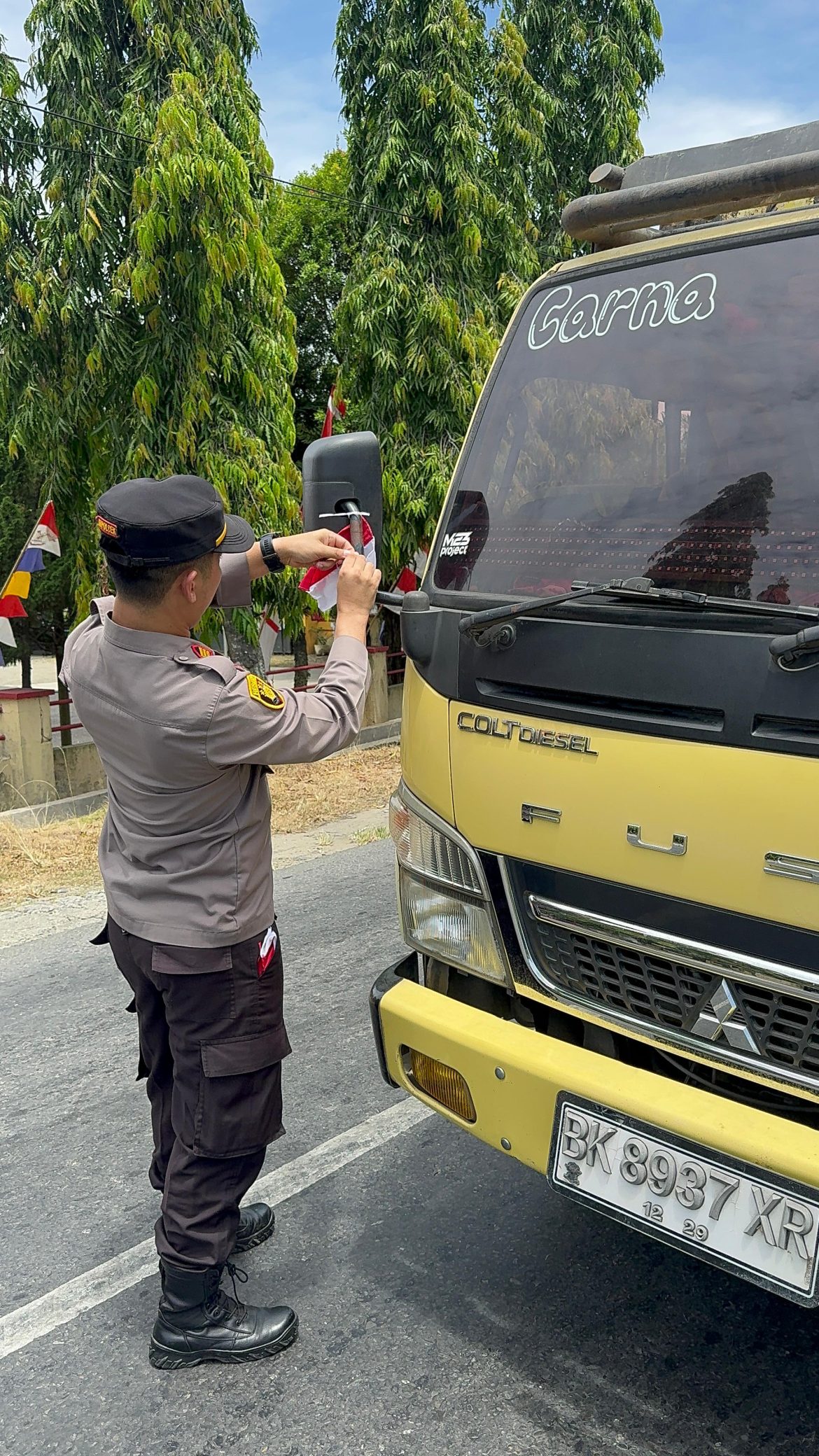 Polsek Padang Tualang Bagikan Bendera Merah Putih kepada Pengguna Jalan, Wujudkan Semangat Nasionalisme Menjelang HUT RI ke-80.