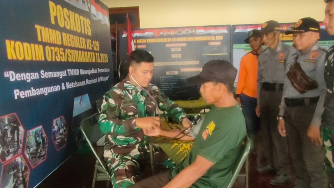 Tim Kesehatan Dari Denkesyah 04.04.04/Surakarta Rutin Cek Kondisi Anggota Satgas TMMD Reguler Ke-125 Kodim 0735/Surakarta Dan Warga*