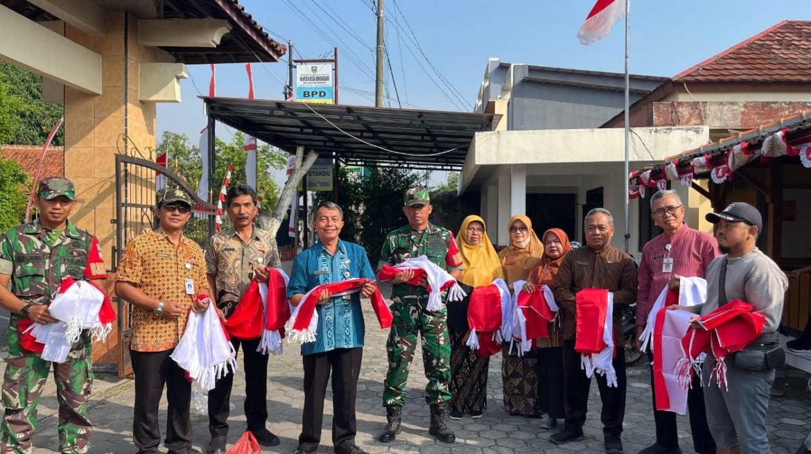 Sambut HUT RI ke-80, Koramil dan Forkopimcam Kemusu Bagikan Bendera Merah Putih Ke Masyarakat
