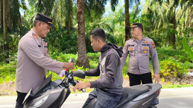 Polsek Secanggang Bagikan Bendera Merah Putih Kepada Pengguna Jalan, Wujudkan Semangat Nasionalisme Menjelang HUT RI ke-80.