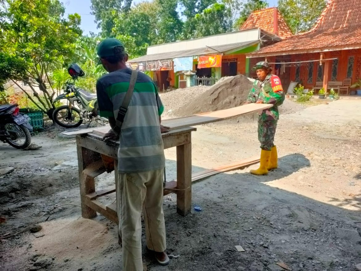 Babinsa Juwangi Sambangi Perajin Pintu Kayu, Bangun Silaturahmi dan Beri Motivasi