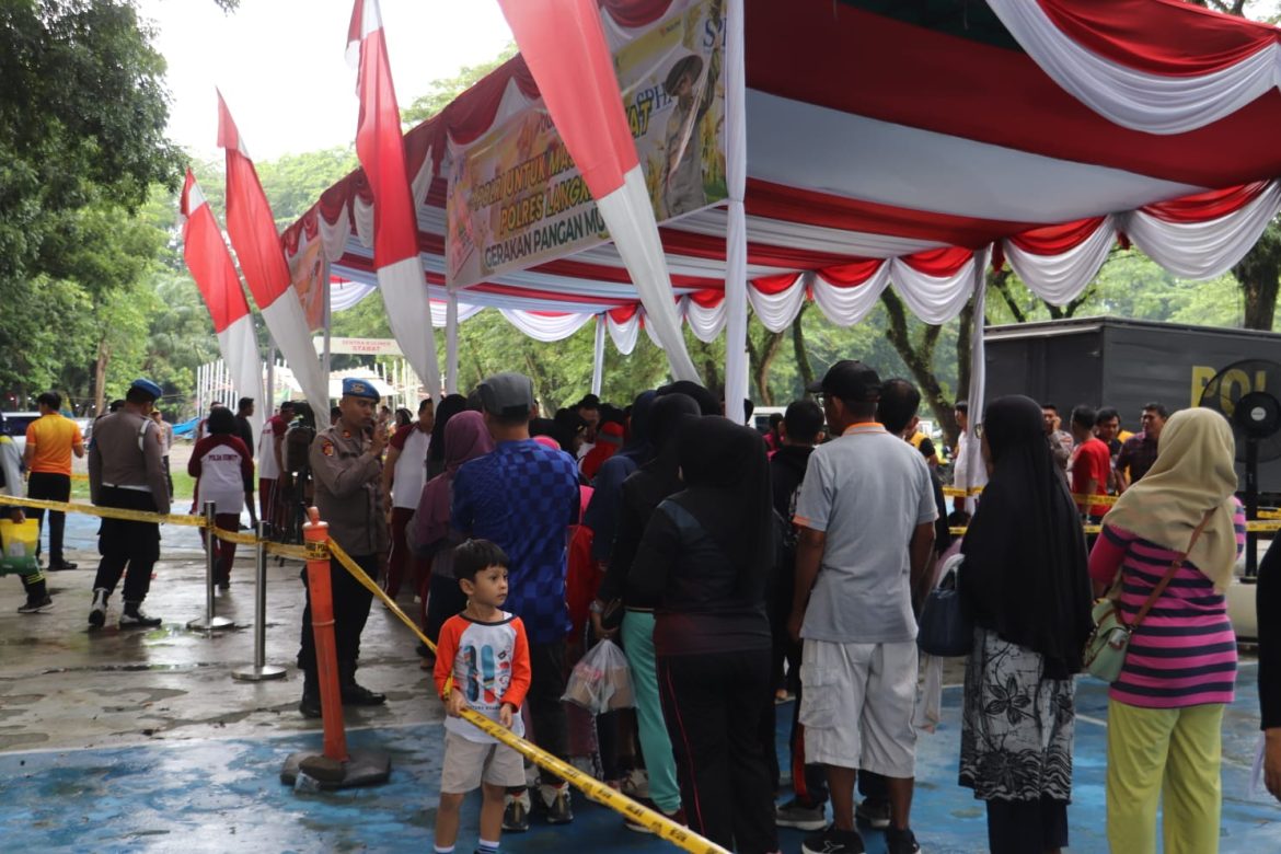 Polres Langkat melaksanakan Gerakan Pangan Murah Penjualan Beras Stabilisasi Pasokan dan Harga Pangan (SPHP).