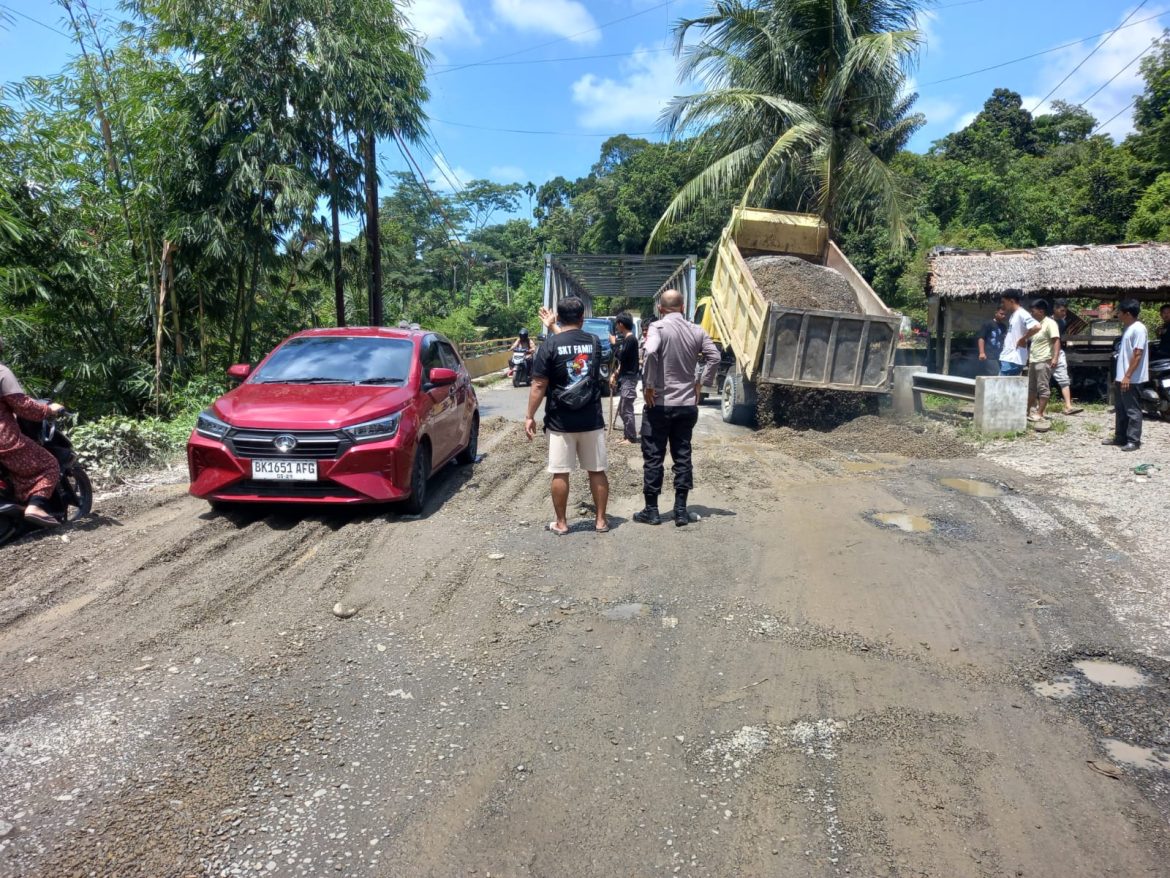 Polsek Bahorok bersama Mahasiswa KKN UINSU jalin kerjasama dalam melaksanakan Harkamtimas dengan menimbun jalan yang rusak.
