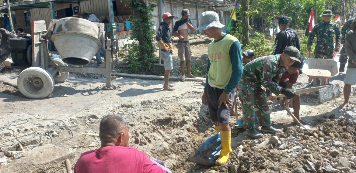 Satgas TMMD dan Warga Sarimulyo Perbaiki Gorong-Gorong, Cegah Jalan Utama Amblas