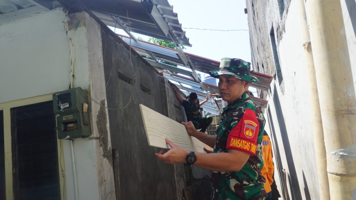 Patik Semangat Prajurit, Dansatgas TMMD Reguler Ke-125 Kodim 0735/Surakarta Tak Segan Bantu Angkat Material di Lokasi RTLH*