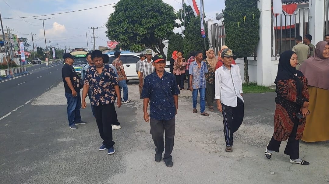 Puluhan Warga ‘Kepung’ Rumah Dinas Bupati, Tuntut Ganti Perangkat Desa Purwodadi