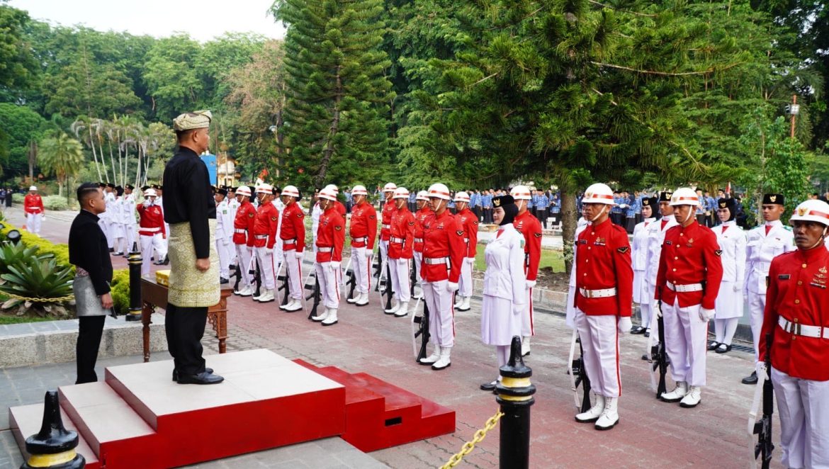 Sekda Amril Serahkan Duplikat Bendera Pusaka ke Paskibra Langkat.