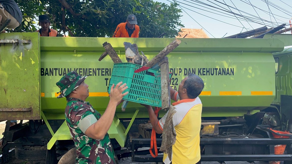 *Sukseskan Program KASAD, Aksi Bersih Sungai TMMD Reguler Ke-125 Kodim 0735/Surakarta*