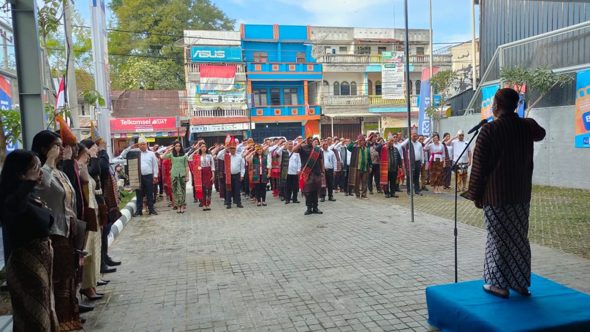 BRI Balige Sukses Gelar Upacara HUT RI Ke-80 dengan Pakaian Adat