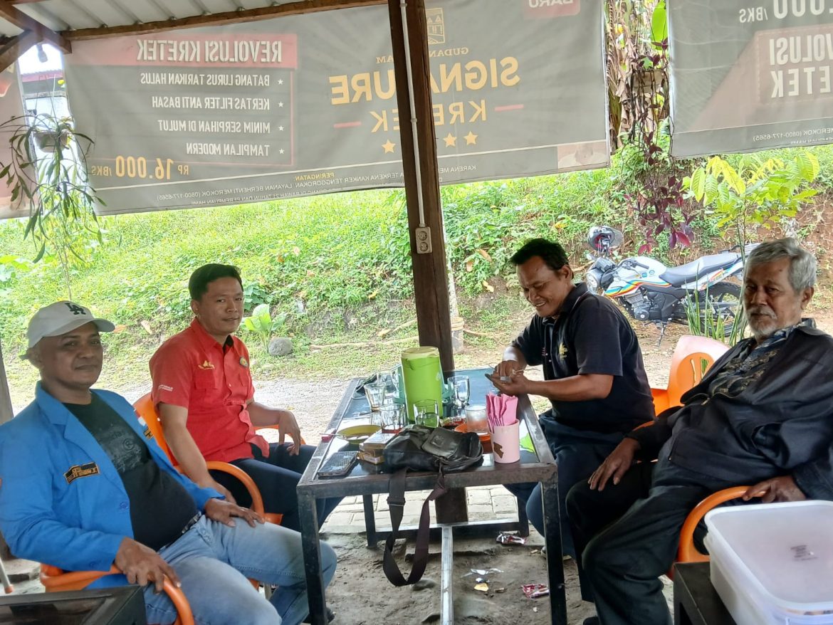 Cafe Diani jadi Saksi Manajer ULP PLN Bincang Santai dengan Ketua Karang Taruna Pancur Batu.