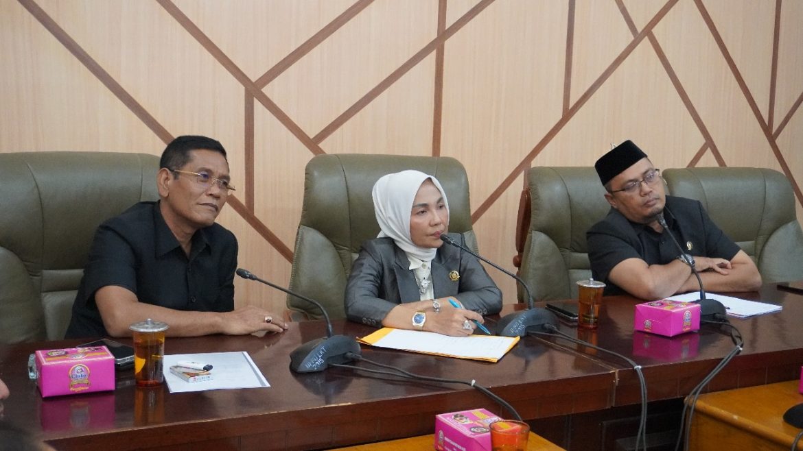 Pedagang Pasar Tanjung Pura Adukan Besarnya Biaya Pengelolaan Pasar ke DPRD Langkat.