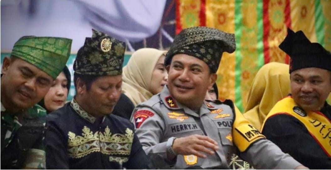 Kapolda Riau Irjen Pol. Dr. Herry Heryawan, Hadiri Anugerah Gelar Kehormatan Adat Datuk Panglimo Sati Indragiri dari LAN Kuansing Kepada Gubernur Riau