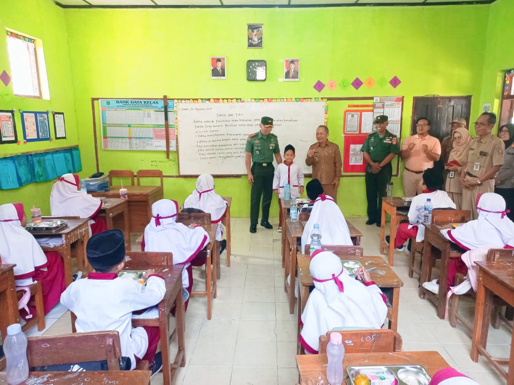 Dandim 0724/Boyolali Bagikan Makanan Bergizi di MI Karanglo, Dukung Program Presiden Prabowo