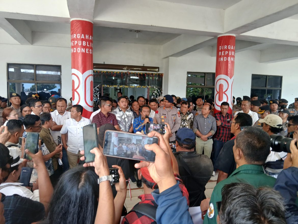 AWAS” Bersama Rakyat Sampaikan Aspirasi di Kantor DPRD Kabupaten Toba Suarakan Delapan Poin Tuntutan