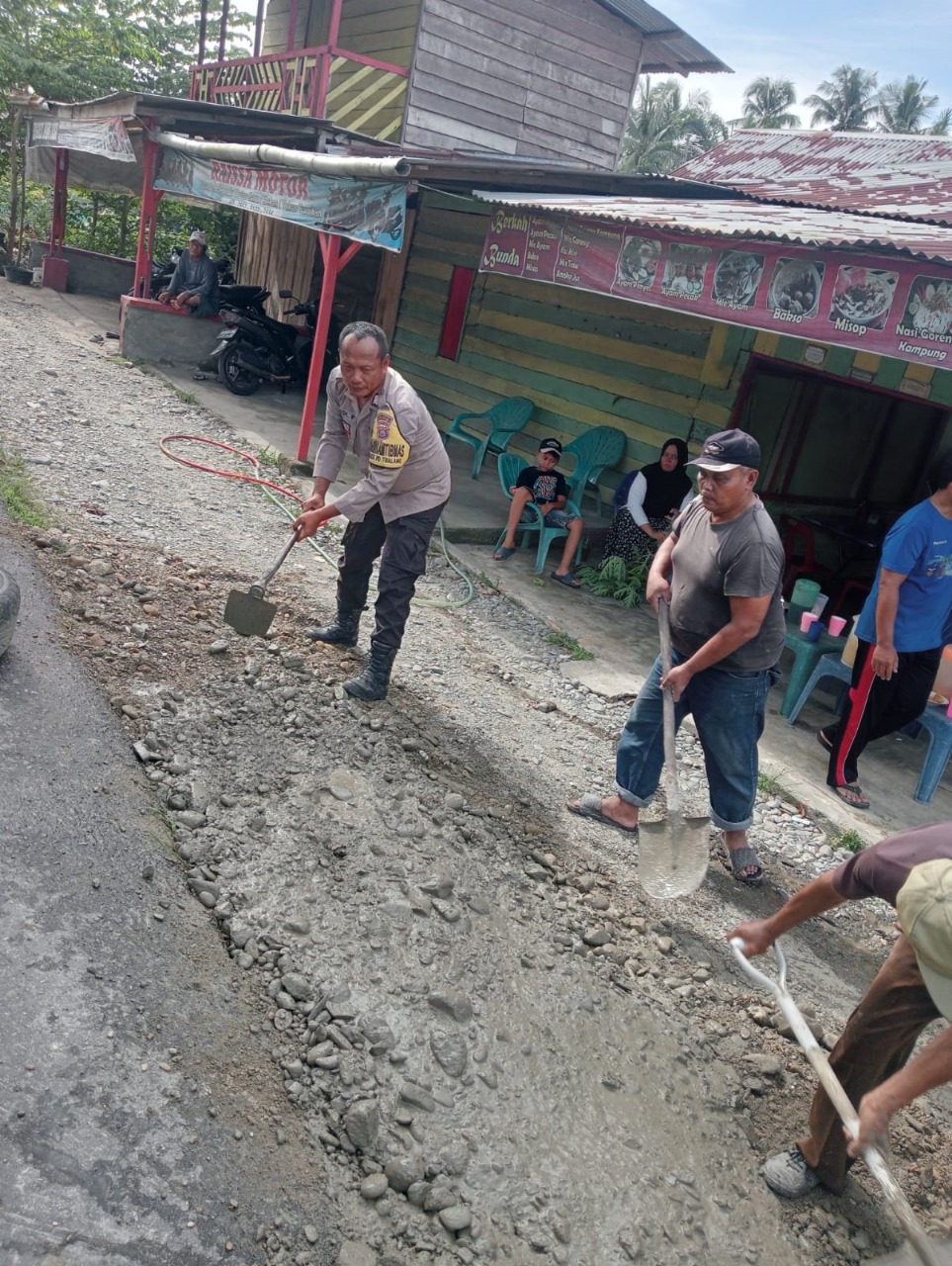 Gotong Royong Wujud Nyata Kehadiran Polisi di Tengah Masyarakat.