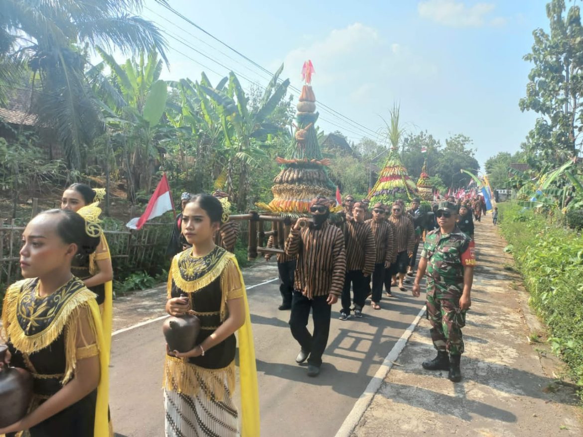 Kirab Bendera Merah Putih 200 Meter Semarakkan Merti Desa Pojok Boyolali