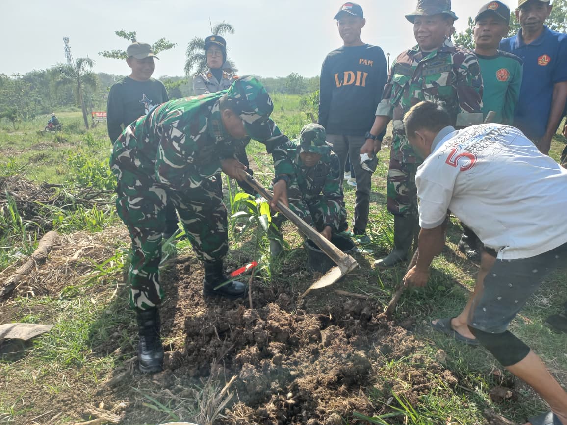 Hijaukan Lingkungan, Koramil Nogosari Tanam Pohon Buah di Potronayan