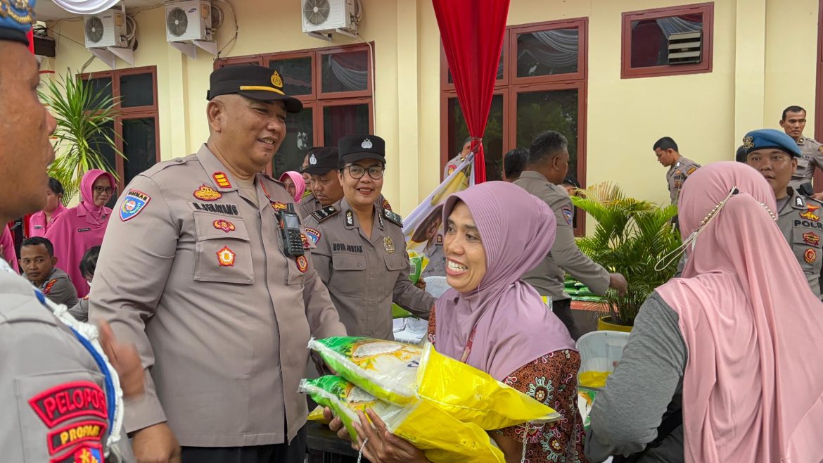 POLRES LANGKAT GELAR GERAKAN PANGAN MURAH, SEDIAKAN 1.200 KARUNG BERAS SPHP UNTUK MASYARAKAT