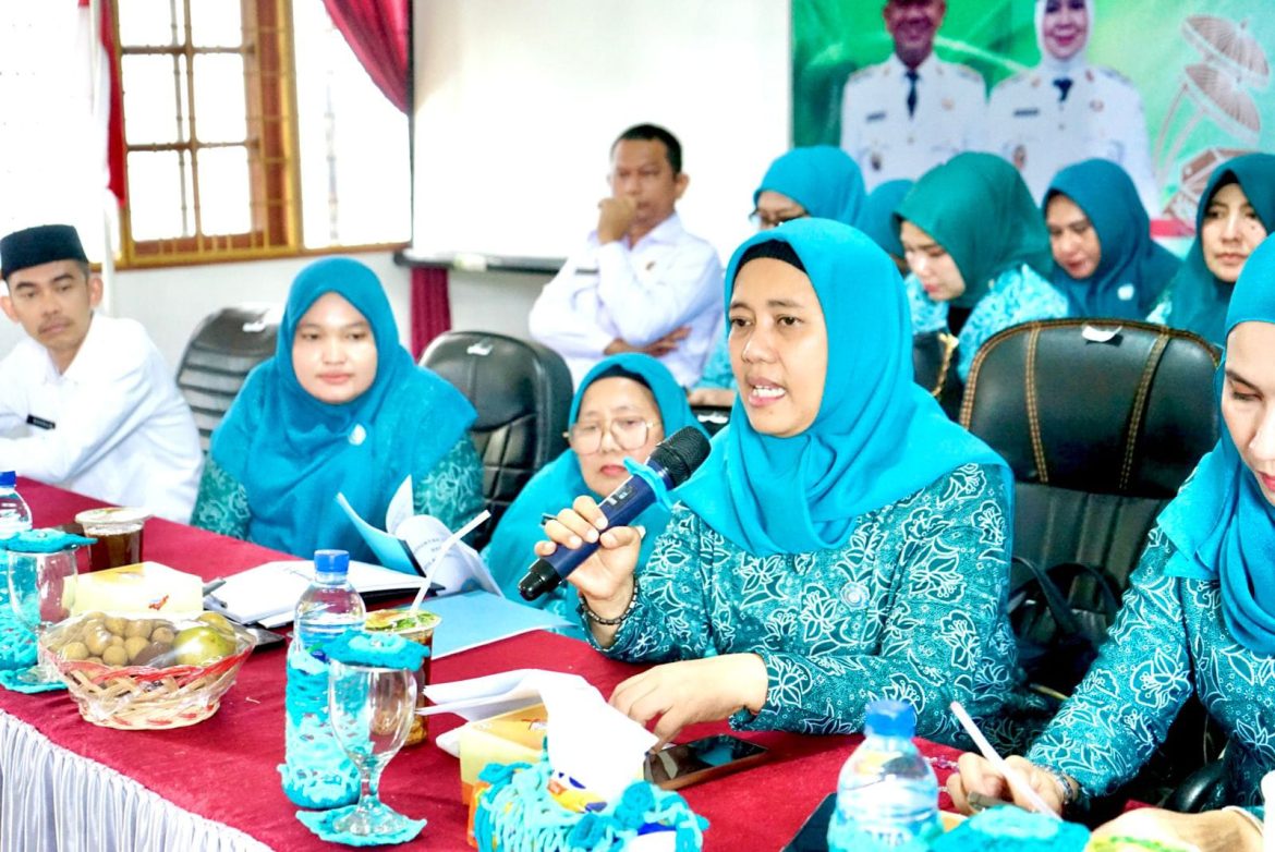 Ketua TP PKK Ny. Endang Syah Afandin Ajak Ibu PKK Peduli Kesehatan Perempuan