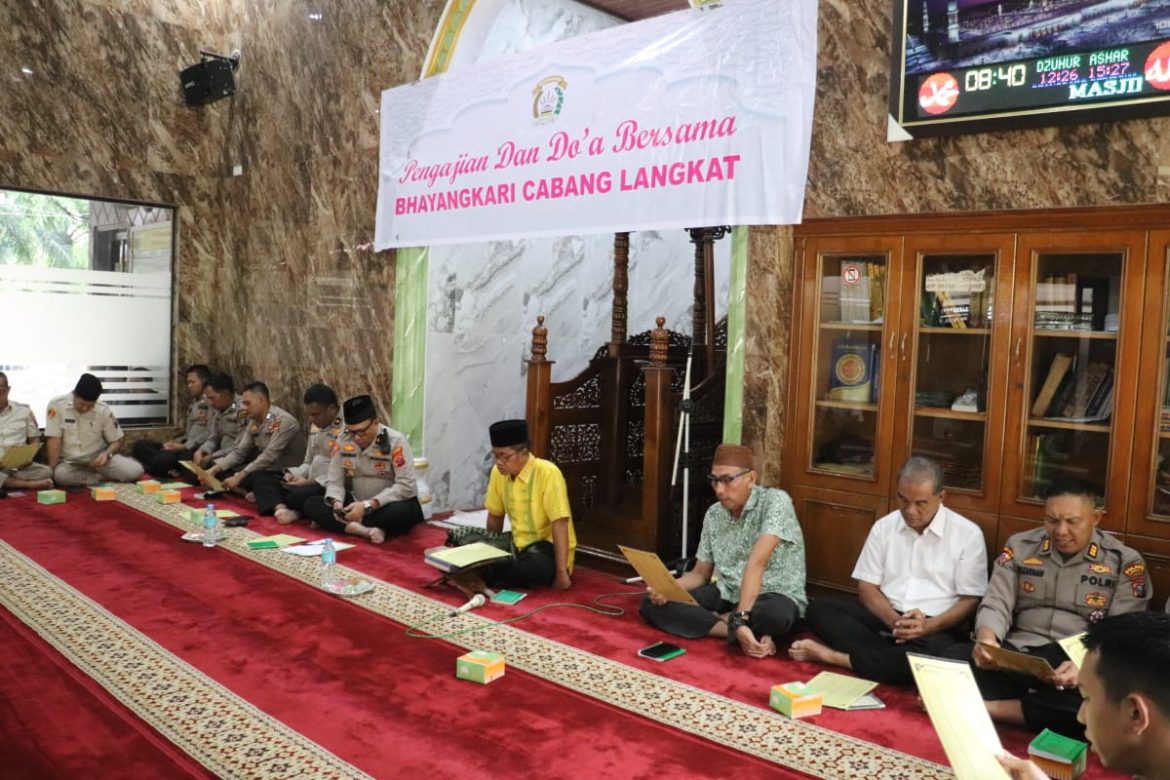Personel Polres Langkat Laksanakan Binrohtal Rutin. Untuk tingkatkan kebersamaan Dan profesionalisme.