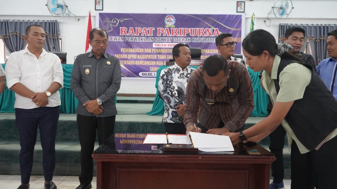 Bupati dan Pimpinan DPRD Toba Tandatangani KUA dan PPAS APBD Tahun Anggaran 2026