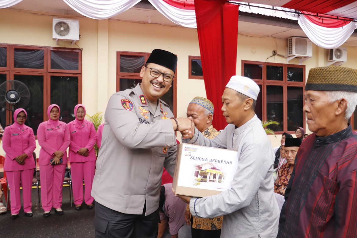 Kapolres Langkat dan Bhayangkari Salurkan 150 Paket Sembako untuk Bilal Mayit, Penggali Kubur, dan Kaum Duafa.