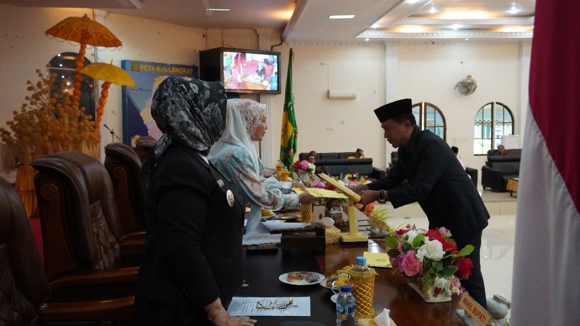 DPRD Langkat Tetapkan Ranperda Penyertaan Modal Masuk Propemperda 2025.