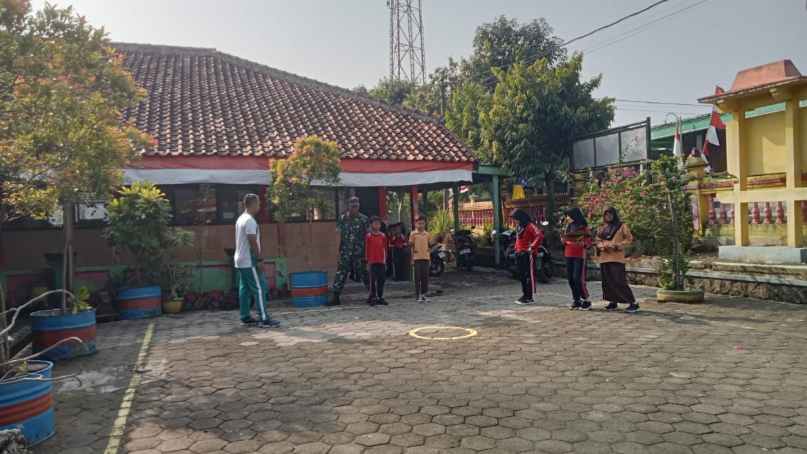 Babinsa Koramil Kemusu Latih Siswa SD Klewor I Tata Cara Pengibaran Bendera Merah Putih