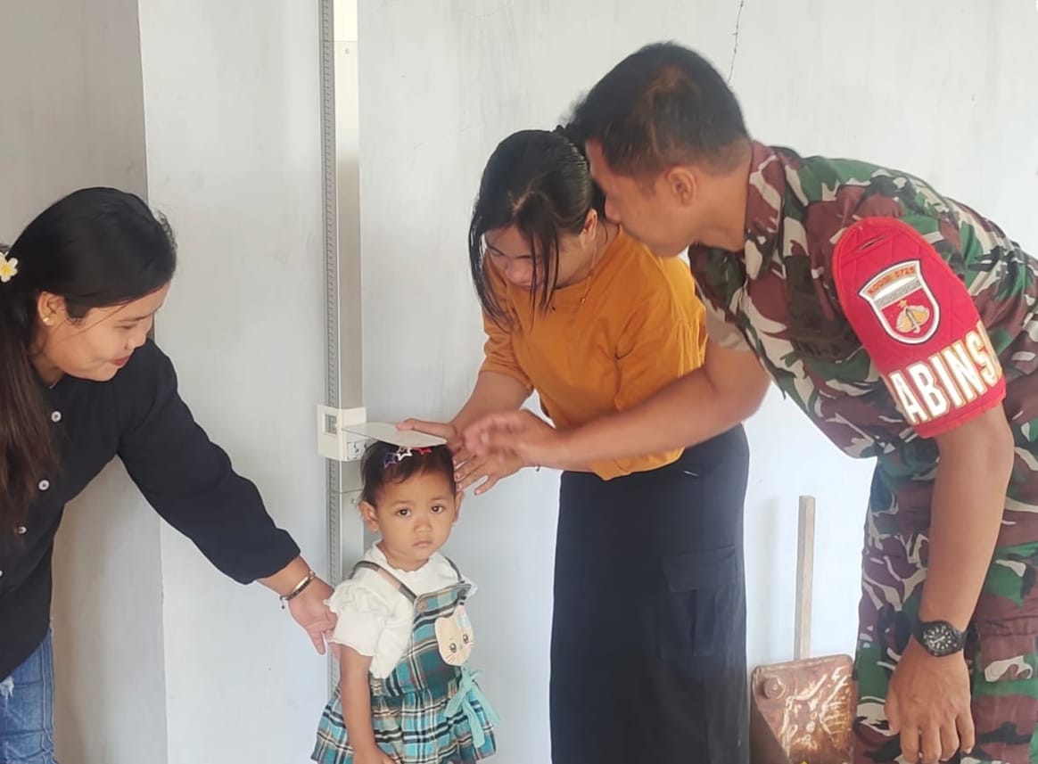 Babinsa Turut Pantau Kesehatan Balita, Sukseskan Posyandu Nusa Indah