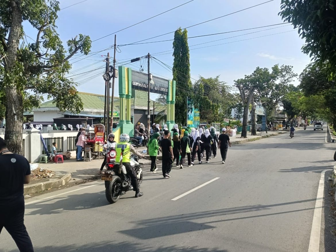 Satlantas Polres Langkat Melaksanakan Pengawalan dan Pengaturan Giat Gerak Jalan Dalam Rangka ospek Mahasiswa baru Akper pal.