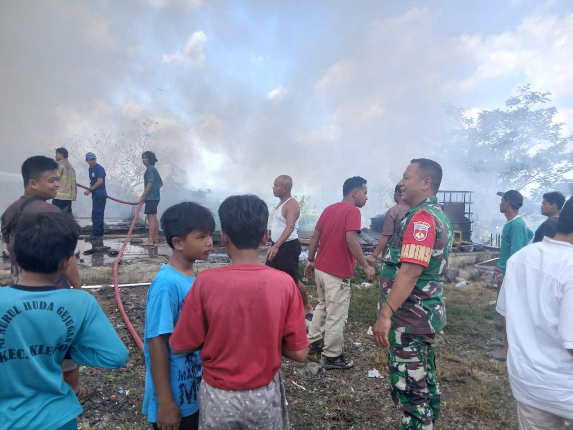 Gudang Rongsok di Simo Terbakar, Babinsa Sigap Evakuasi dan Koordinasi Damkar