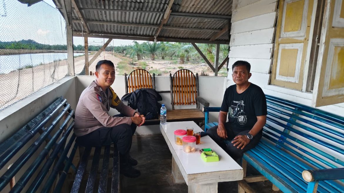 Dekat dengan Warga, Bripka Rico Surya Ardana D Laksanakan Sambang Desa di Serang Jaya Hilir.