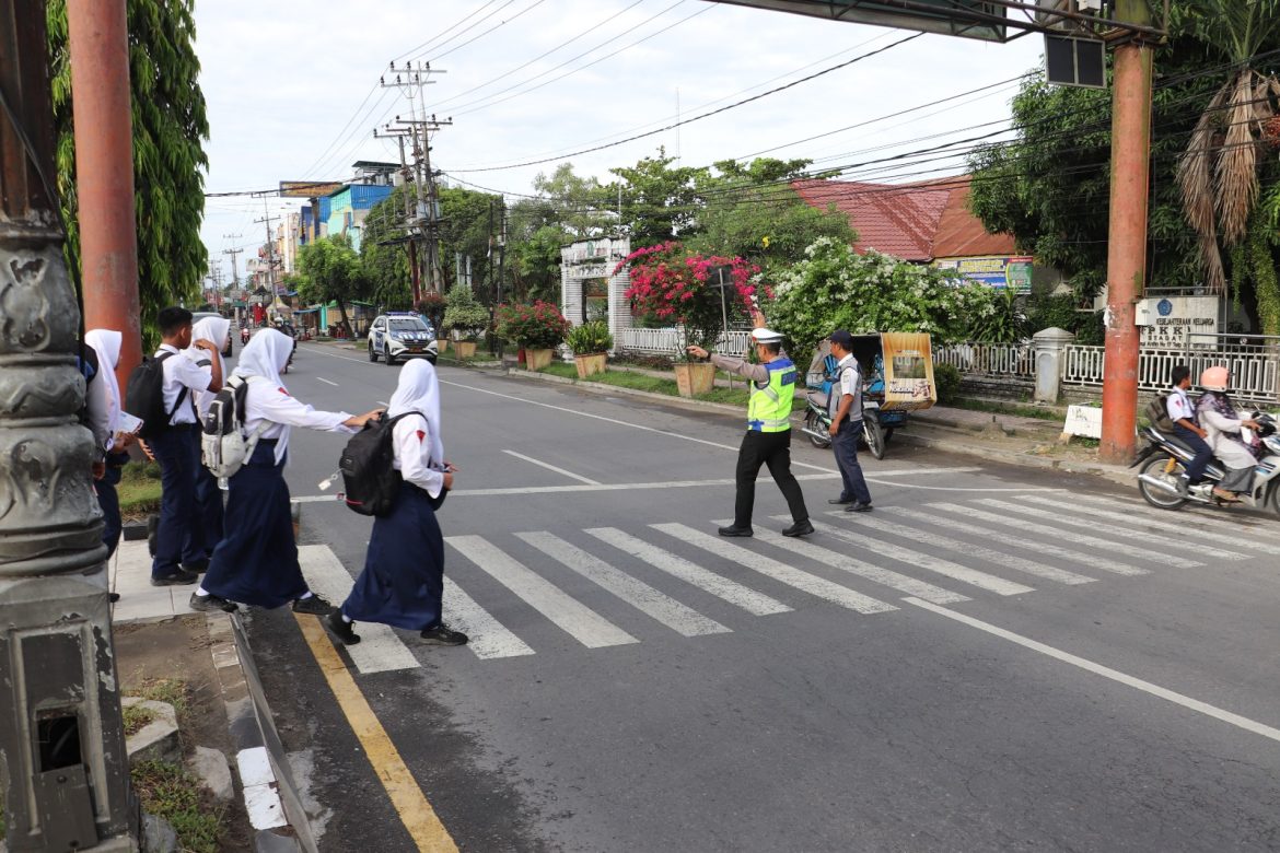 Antisipasi Kemacetan, Jajaran Polres Langkat Gelar Pengaturan Lalu lintas di Pagi Hari