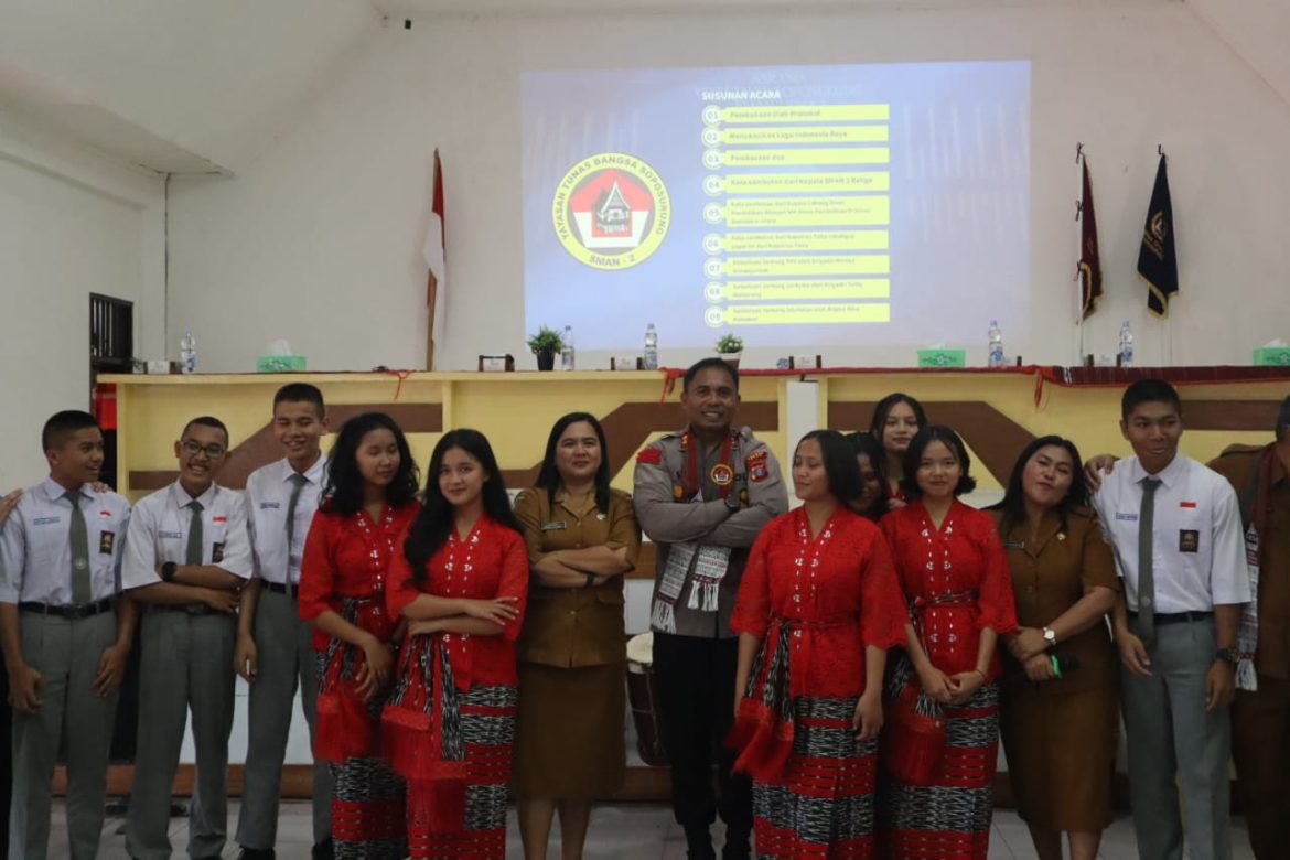 Kapolres Toba Sapa dan Bangun Kedekatan dengan Pelajar di SMAN 2 Balige