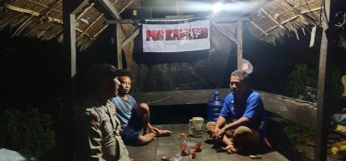 Bhabinkamtibmas Polsek Gebang Polres Langkat Laksanakan Pembinaan Satkamling di Desa Pasarawa.